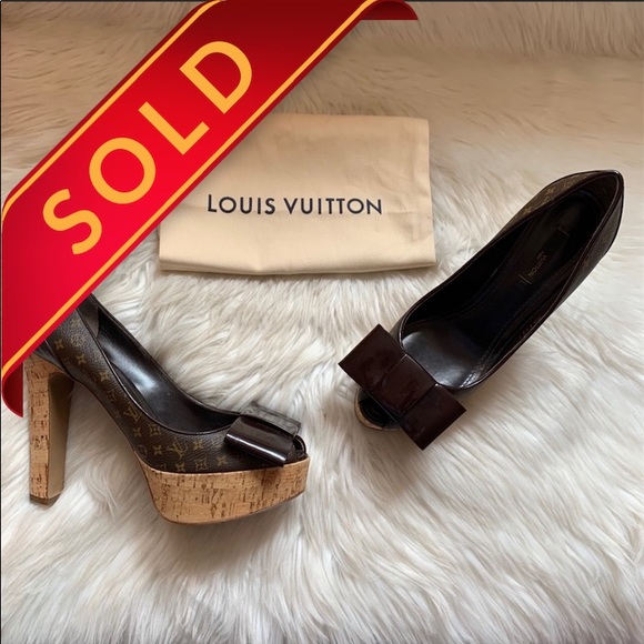 Louis Vuitton Shoes - LOUIS VUITTON Logo Monogram Bow Cork Rivoli Pumps